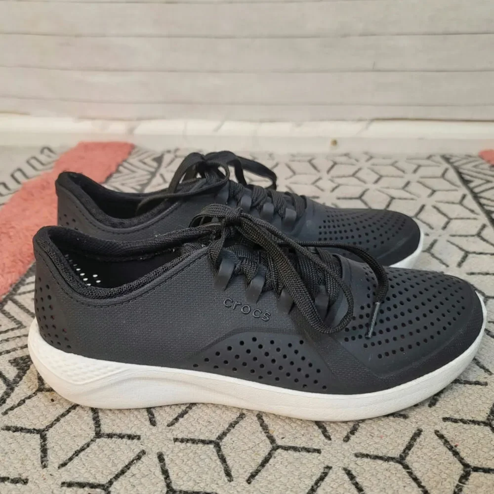 CROCS InMotion Pacer Sneakers in Black/Atmosphere, sz 8